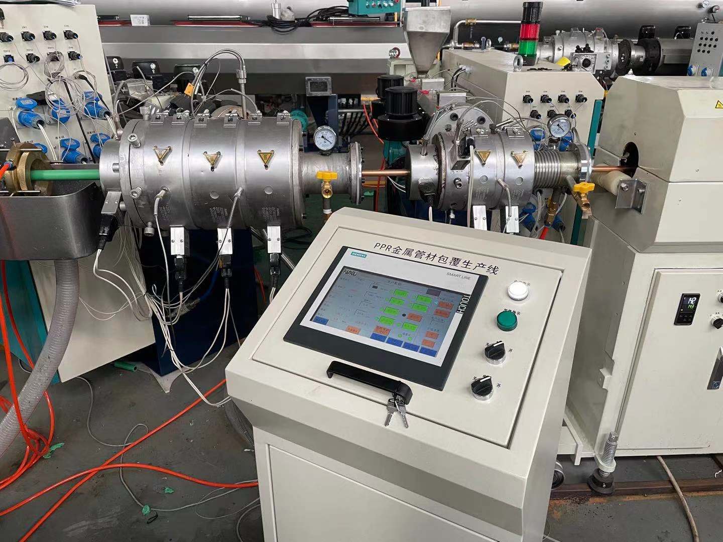 குழாய் வெளியேற்றும் உற்பத்தி வரியானது, பிளாஸ்டிக் மூலப்பொருட்களை அச்சுகள் வழியாக குழாய்களாக வடிவமைக்கும் முன் ஒரு எக்ஸ்ட்ரூடரால் சூடாக்கி உருகிய ஒரு செயல்முறையின் மூலம் செயல்படுகிறது. பொதுவாக, குழாய் வெளியேற்றும் இயந்திரம் ஒரு உணவு அமைப்பு, வெப்பமாக்கல் அமைப்பு, வெளியேற்ற அமைப்பு மற்றும் மோல்டிங் அமைப்பு ஆகியவற்றைக் கொண்டுள்ளது. உண்ணும் முறை மூலப்பொருட்களை வெளியேற்றும் கருவியில் நுழைவதை எளிதாக்குகிறது, அங்கு அவை வெப்பமாக்கல் மற்றும் உருகும் செயல்முறைகளுக்கு உட்படுகின்றன. பின்னர், வெளியேற்ற அமைப்பிலிருந்து அதிக அழுத்தத்தின் கீழ், உருகிய பொருள் குளிர்ந்து மற்றும் முடிக்கப்பட்ட குழாய்களில் திடப்படுத்துவதற்கு முன் அச்சு துளைகள் மூலம் கட்டாயப்படுத்தப்படுகிறது.